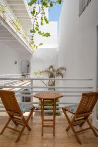 uma mesa e duas cadeiras num quarto em 2-BR Apt centrally located in OSJ! em San Juan