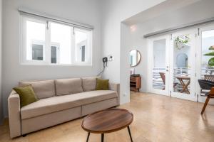 un soggiorno con un divano e un tavolo di 2-BR Apt centrally located in OSJ! a San Juan