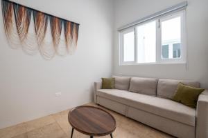 Area soggiorno di 2-BR Apt centrally located in OSJ!