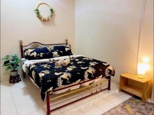 Tempat tidur dalam kamar di Tanjung Hijau Homestay, Bukit Beruntung