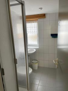małą łazienkę z toaletą i umywalką w obiekcie Hospezi Santa Maria 