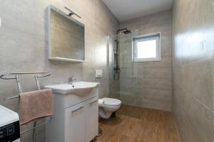 Koupelna v ubytování APARTMAN DINO + 37 fotografií