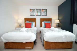 Un pat sau paturi într-o cameră la BRAND NEW Stylish 4 Bedroom House in Cardiff by PureStay