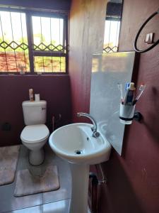 ein Bad mit einem WC und einem Waschbecken in der Unterkunft Dollar Zone in Manzini