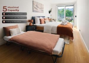 2 camas y un sofá en una habitación en Beta Home - Free Garage, Metro, Garden en Praga