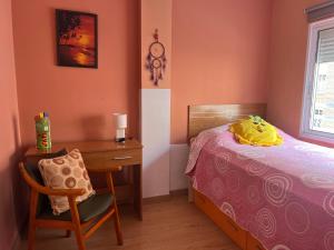 Uma cama ou camas num quarto em Sunny house