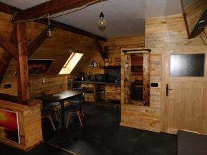 een eetkamer en keuken in een blokhut bij Haus Feierabend in Plodda