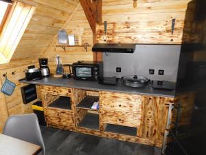 una cocina con encimera en una cabaña en Haus Feierabend en Plodda