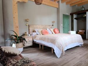 1 dormitorio con 2 camas y almohadas rosas en Belaustegi turismo rural, en Ispáster
