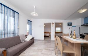 una sala de estar con un sofá y una mesa en Lovely Apartment In Kavran With Wifi, en Kavran