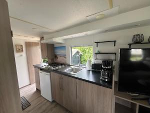 Kuchyň nebo kuchyňský kout v ubytování RBR 168 - Beach Resort Kamperland + 15 fotografií