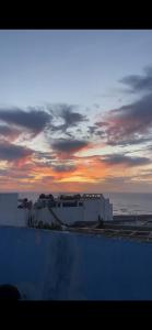 ラバトにあるkasbah des Oudayasの海を背景にした建物の上の夕日