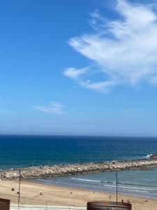 ラバトにあるkasbah des Oudayasのビーチと海の景色を望めます。
