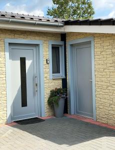 Fotografie z fotogalerie ubytování Ferienhaus am See mit Panorama Außensauna, hauseigenem Tretboot uvm. v destinaci Twist