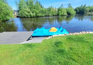 Fotografie z fotogalerie ubytování Ferienhaus am See mit Panorama Außensauna, hauseigenem Tretboot uvm. v destinaci Twist + 22 fotografií