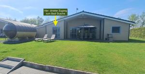 Fotografie z fotogalerie ubytování Ferienhaus am See mit Panorama Außensauna, hauseigenem Tretboot uvm. v destinaci Twist