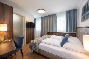 Postel nebo postele na pokoji v ubytování Salzburg Hotel Lilienhof