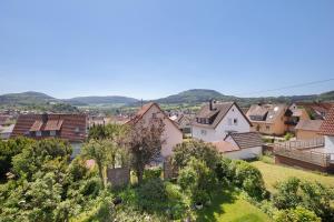 vistas a una ciudad con colinas en el fondo en Ferienwohnung Lange, en Waldstetten