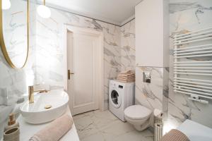 Koupelna v ubytování APARTAMENT Ceynowa + 24 fotografií