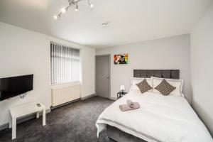Cama ou camas em um quarto em The Huddersfield Central Lodge