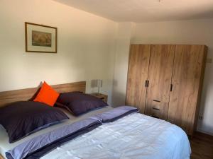 um quarto com uma cama e um armário de madeira em Allgäu Pur em Mauerstetten