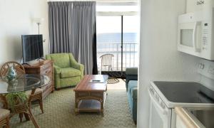 Habitación de hotel con cocina y sala de estar. en Beach Club at Montego Inn en Myrtle Beach