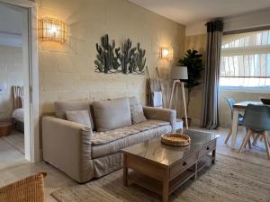 ein Wohnzimmer mit einem Sofa und einem Couchtisch in der Unterkunft Ogygia Suites Gozo in Għarb