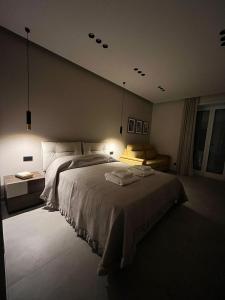 Un pat sau paturi într-o cameră la Holiday House