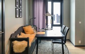 een woonkamer met een bank en een eettafel bij 3 Bedroom Stunning Apartment In Sjusjen in Sjusjøen