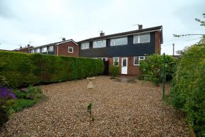 LincolnshireにあるModern 3 Bed House-Free Parkingの塀付庭園