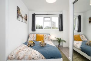 LincolnshireにあるModern 3 Bed House-Free Parkingの寝室のベッドに座る2匹のぬいぐるみ