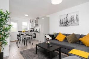 LincolnshireにあるModern 3 Bed House-Free Parkingのリビングルーム(グレーのソファ、テーブル付)