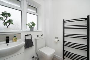 LincolnshireにあるModern 3 Bed House-Free Parkingのトイレ、洗面台、窓のあるバスルーム +35枚の写真