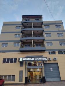 um edifício com entrada para um hotel universitário em Urunday Apart Hotel em Posadas