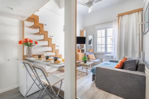 Studio cosy Aix en Provence في آكس أون بروفانس: غرفة معيشة وغرفة طعام مع درج حلزوني