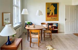 een eetkamer met een tafel en stoelen bij Nice Apartment In Charlottenlund With Wifi in Charlottenlund