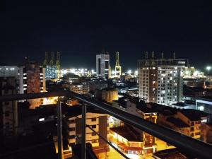 - une vue sur la ville la nuit avec des lumières dans l'établissement Lujoso Penthouse, à Buenaventura