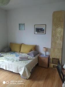 uma cama com dois travesseiros em um quarto em Studio beba em Zvezdara