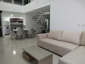 - un salon avec un canapé et une table dans l'établissement Lujoso Penthouse, à Buenaventura