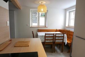 eine Küche und ein Esszimmer mit einem Tisch und Stühlen in der Unterkunft Gîte Les Hirondelles - maison typique - centre village - proche vignoble in Scherwiller