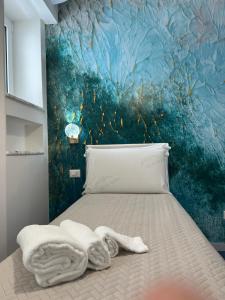 ein Schlafzimmer mit einem Bett mit Handtüchern darauf in der Unterkunft Le Corti del Re in Neapel