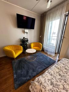 Μια τηλεόραση ή/και κέντρο ψυχαγωγίας στο Apartment with Balcony in City Centre