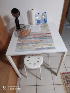 una mesa blanca con un tazón de comida. en Le Palme, en Monte Ceneri