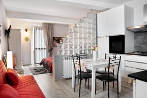 Una cocina y un comedor con mesa y sillas. en Lori's Inn 2 Appartamenti Mondovì, en Mondovì