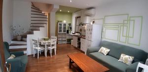 een keuken en een woonkamer met een bank en een tafel bij Apartments Demori in Galižana