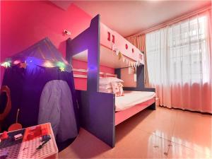 sypialnia z łóżkiem piętrowym i pokój fioletowy w obiekcie 26 Degrees Inn w mieście Zhangjiajie