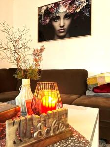 ein Wohnzimmer mit einem Sofa und einem Tisch mit einer Lampe in der Unterkunft Ferienhaus Waldblick in Hohenfels-Essingen