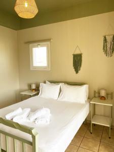Postel nebo postele na pokoji v ubytování Agnadi Syros Beachfront Studios & Rooms