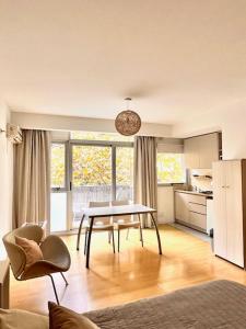 a living room with a table and a kitchen at Ocio Laprida in Buenos Aires