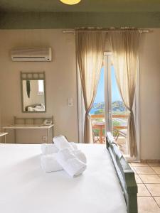 Postel nebo postele na pokoji v ubytování Agnadi Syros Beachfront Studios & Rooms
